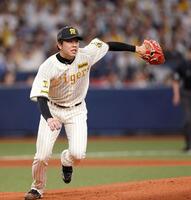 １回ＤｅＮＡ２死一塁、ＤｅＮＡ・佐野恵太の打球で駆け出す阪神・才木浩人＝京セラドーム（撮影・西田忠信）