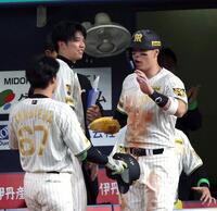 ６回、犠飛を放った高寺（左）とタッチする佐藤輝（撮影・山口登）