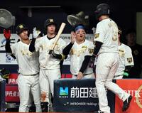 ６回、生還した大山を迎える森下、近本ら（撮影・田中太一）