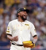 ８回、マウンドで声を上げるドリス（撮影・西田忠信）