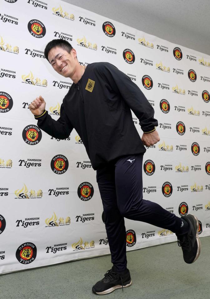 　支配下登録され、笑顔でポーズを決める福島（撮影・山口登）