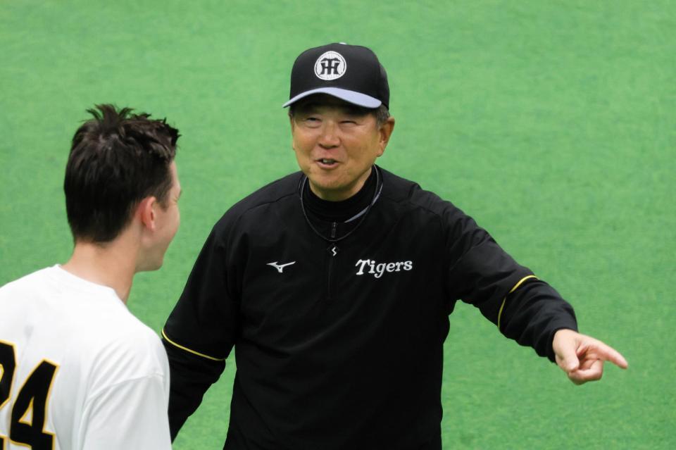 ディベイニー（左）と笑顔で談笑する平田２軍監督