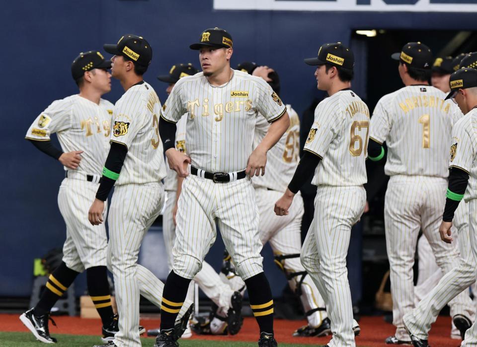 特製ユニホームでウォーミングアップをする佐藤輝（撮影・田中太一）