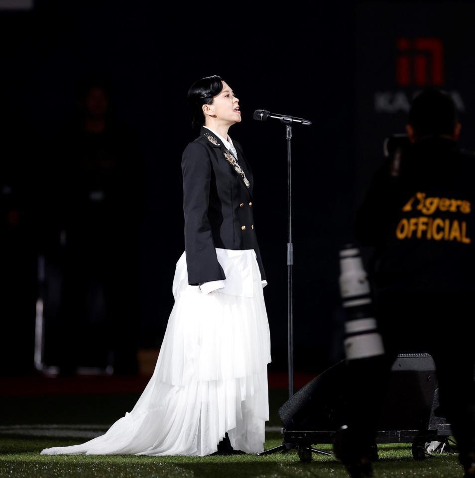 国歌独唱をする小柳ゆき（撮影・西田忠信）