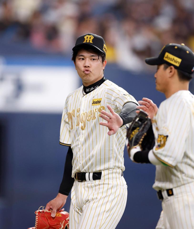 ５回を投げ終えベンチに戻る才木（撮影・西田忠信）