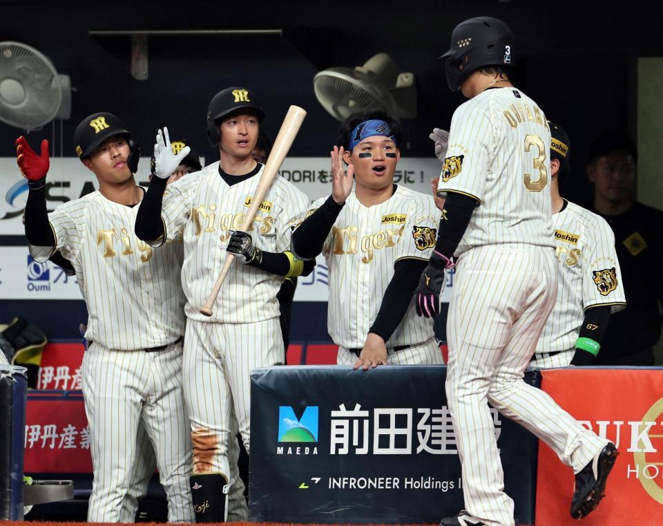 ６回、生還した大山を迎える森下、近本ら（撮影・田中太一）