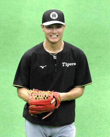 　練習の合間に笑顔を見せる西純（撮影・藤丸紘生）