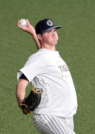 　キャッチボールするルーカス（撮影・山口登）