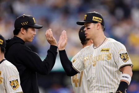 勝利後、才木（左）とハイタッチする佐藤輝（撮影・西田忠信）