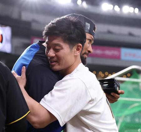 坂本（手前）からチャンピオンリングを受け取ったデュプランティエ（撮影・西田忠信）