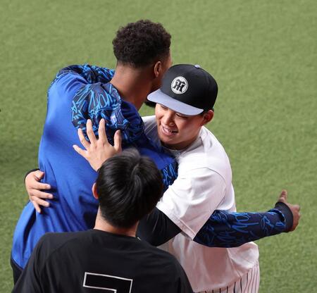 デュプランティエ（左）と再会を喜ぶ森下（撮影・西田忠信）