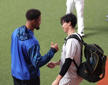 デュプランティエ（左）と言葉を交わす湯浅（撮影・西田忠信）