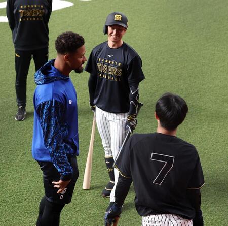 デュプランティエ（左）、中野（７）と言葉を交わす近本（撮影・西田忠信）