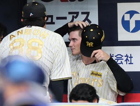 １回、３点を先制されベンチで安藤コーチと話し込むルーカス（撮影・田中太一）