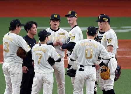 ５回途中、降板するルーカス（撮影・山口登）