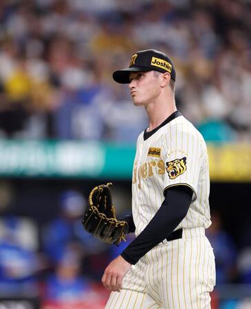 ３回に追加点を許し、ベンチに戻るルーカス（撮影・西田忠信）