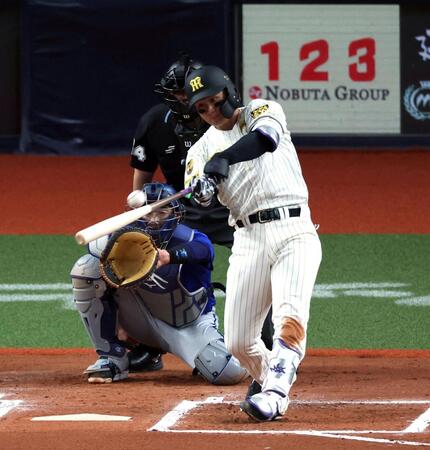 ６回、左越えにソロを放つ森下（捕手・山本）＝撮影・山口登