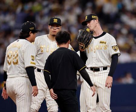 １回、先制を許しマウンドに集まるルーカス（右）ら（撮影・西田忠信）