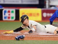 　６回、気迫のヘッドスライディングで生還する佐藤輝（撮影・西田忠信）