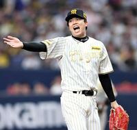 　５回、石上を打ち取り声を上げる才木（撮影・田中太一）