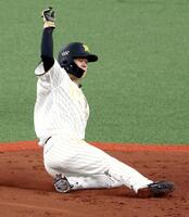 　５回、通算１００盗塁となる二盗を決める中野（撮影・山口登）