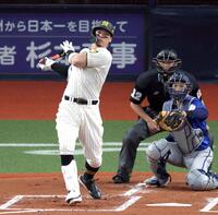 １回、先制適時二塁打放つ佐藤輝（撮影・山口登）