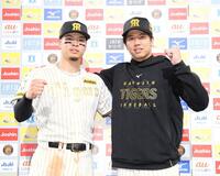 お立ち台でポーズを決める佐藤輝（左）と才木（撮影・西田忠信）