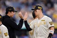 勝利後、才木（左）とハイタッチする佐藤輝（撮影・西田忠信）