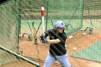 打撃練習する阪神・西純矢＝ナゴヤ球場屋内練習場