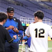 坂本（右）からチャンピオンリングを受け取ったデュプランティエ（撮影・西田忠信）