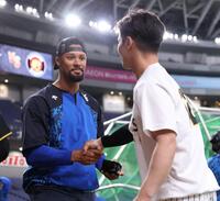 坂本（右）からチャンピオンリングを受け取ったデュプランティエ（撮影・西田忠信）