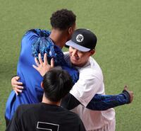 デュプランティエ（左）と再会を喜ぶ森下（撮影・西田忠信）