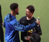 デュプランティエ（左）とあいさつする岩崎（撮影・西田忠信）