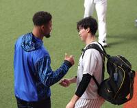 デュプランティエ（左）と言葉を交わす湯浅（撮影・西田忠信）