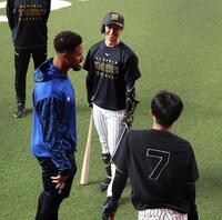 デュプランティエ（左）、中野（７）と言葉を交わす近本（撮影・西田忠信）