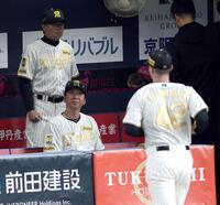 ５回途中、降板するルーカスを見つめる藤川監督（撮影・山口登）