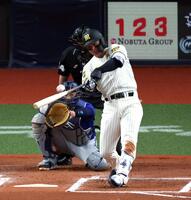 ６回、左越えにソロを放つ森下（捕手・山本）＝撮影・山口登