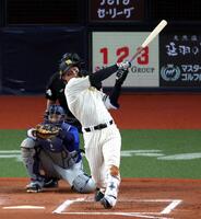 ６回、左越えにソロを放つ森下（捕手・山本）＝撮影・山口登