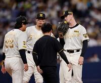 １回、先制を許しマウンドに集まるルーカス（右）ら（撮影・西田忠信）