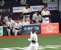 ９回、坂本が倒れ試合終了し、厳しい表情を見せる藤川監督（右端）ら阪神ナイン（撮影・山口登）