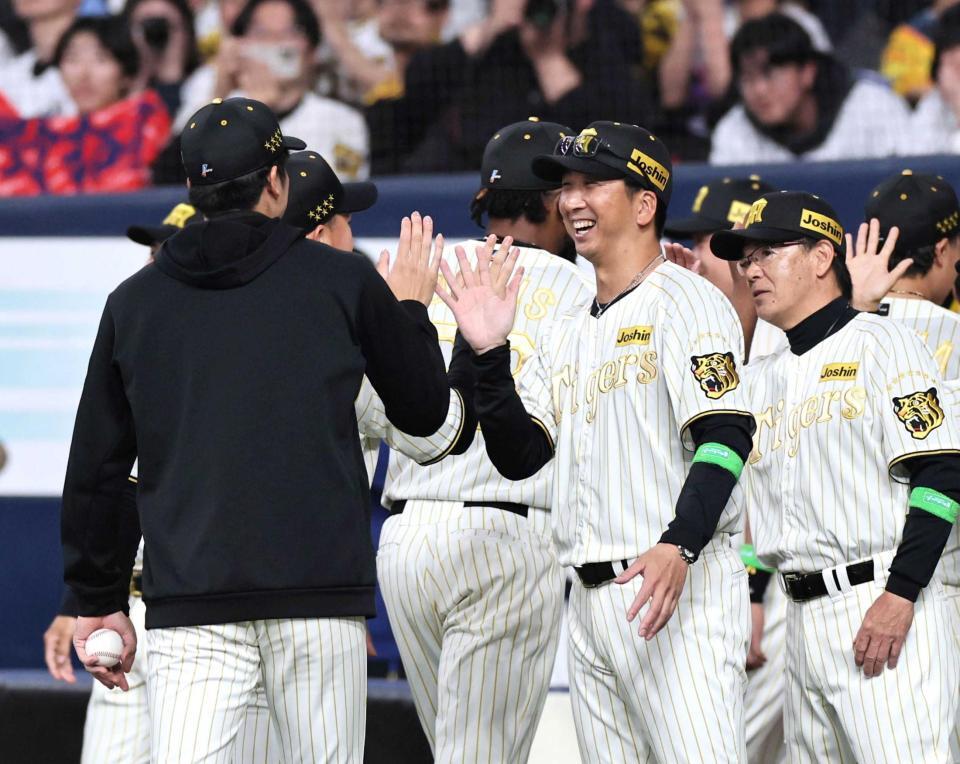 　３連勝に笑顔でナインを迎える藤川監督