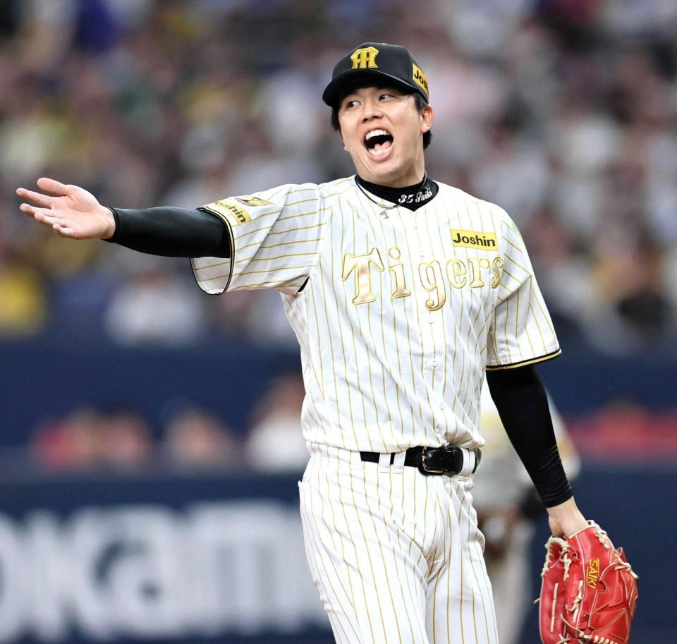 　５回、石上を打ち取り声を上げる才木（撮影・田中太一）