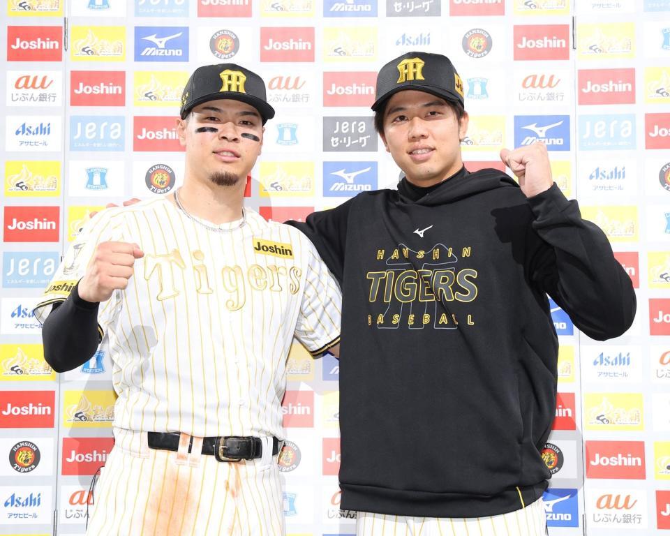 お立ち台でポーズを決める佐藤輝（左）と才木（撮影・西田忠信）