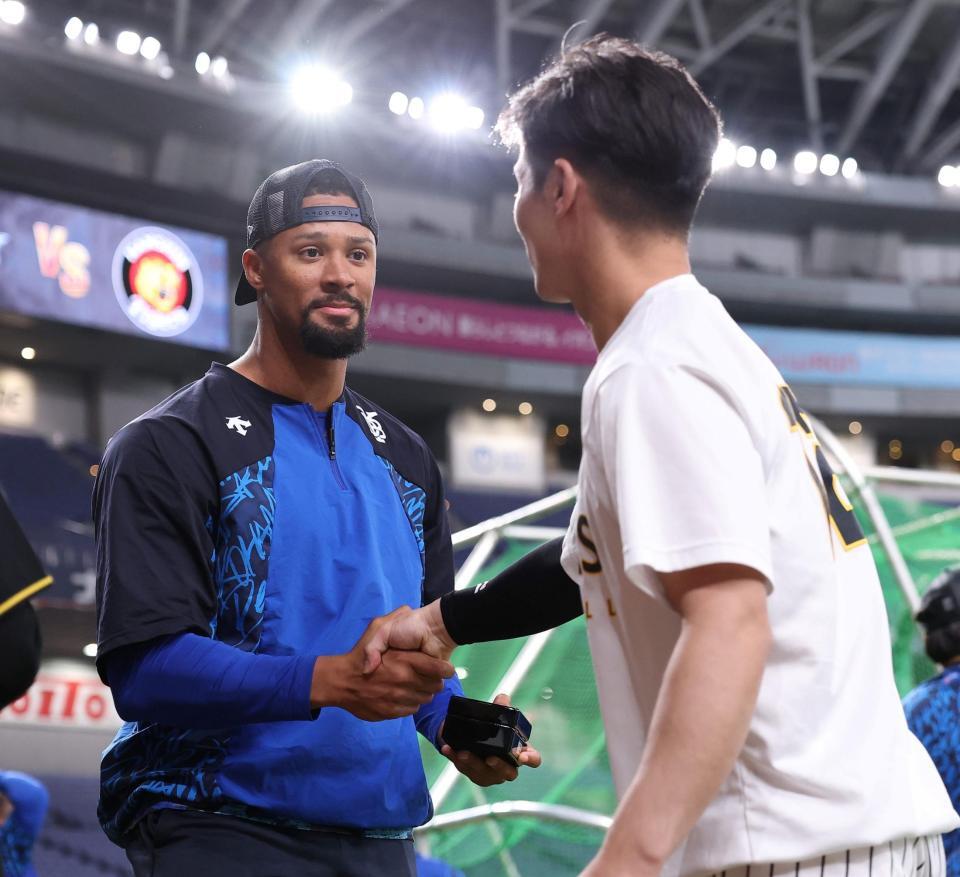 坂本（右）からチャンピオンリングを受け取ったデュプランティエ（撮影・西田忠信）