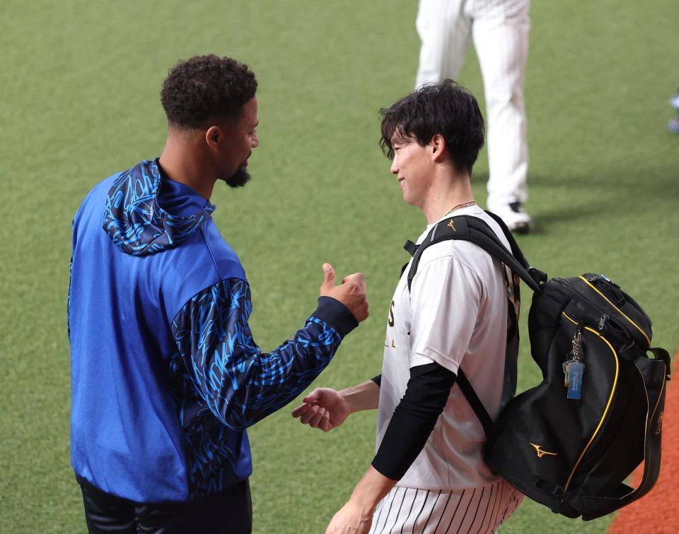 デュプランティエ（左）と言葉を交わす湯浅（撮影・西田忠信）