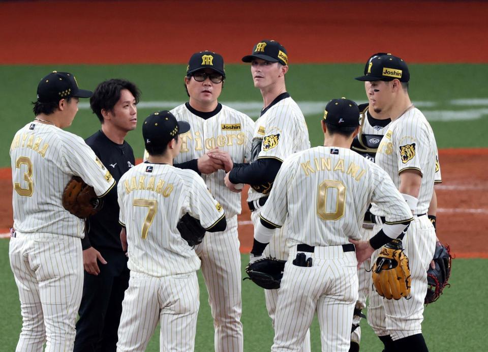 ５回途中、降板するルーカス（撮影・山口登）