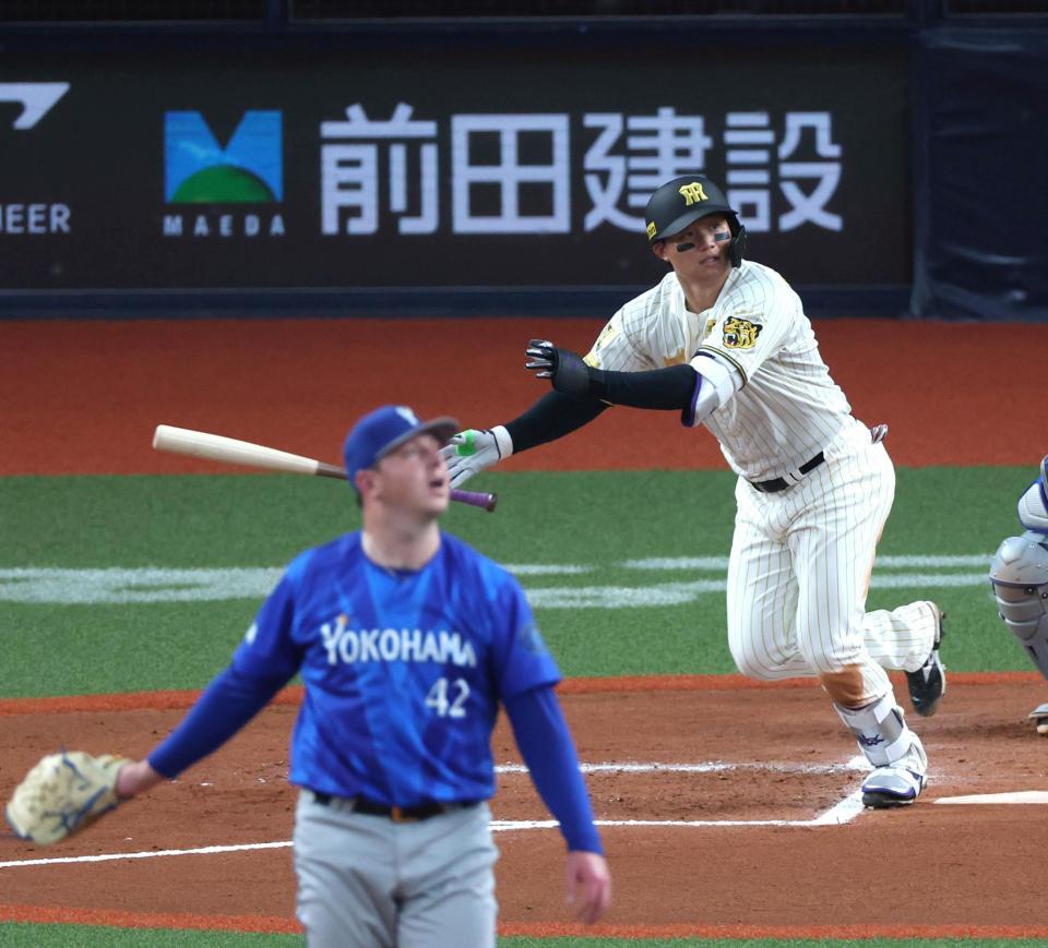 ６回、左越えにソロを放つ森下（投手・コックス）＝撮影・山口登