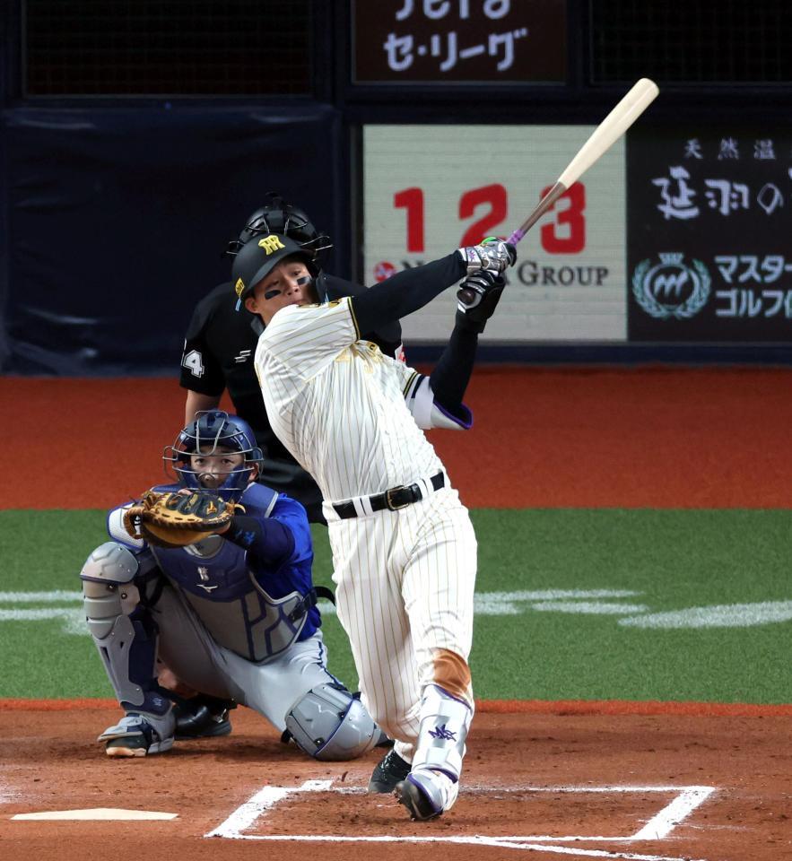 ６回、左越えにソロを放つ森下（捕手・山本）＝撮影・山口登