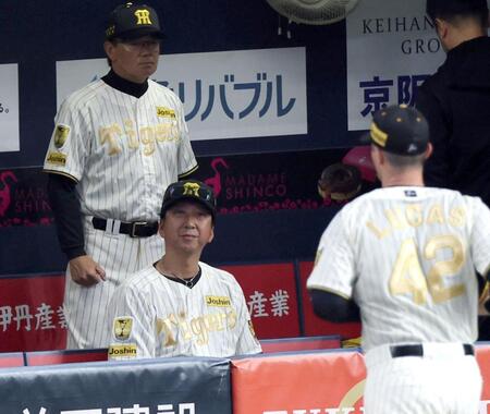 ５回途中、降板するルーカスを見つめる藤川監督（撮影・山口登）