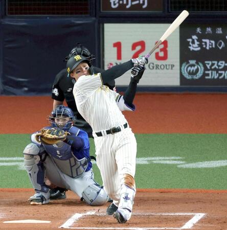 　６回、左越えにソロを放つ森下（撮影・山口登）